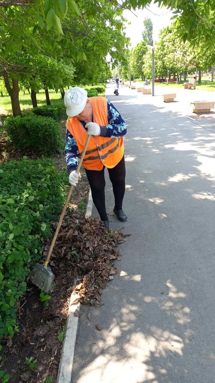 Покос травы, сбор мусора, очистка прилотковой и осевых зон. В Балаково работы по благоустройству ведутся ежедневно