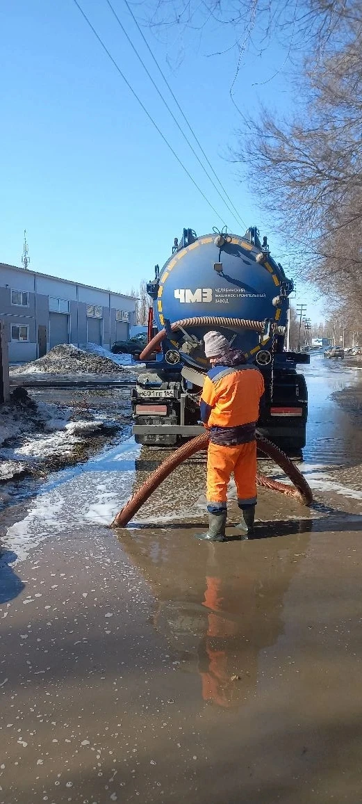 Коммунальные службы продолжают откачивать талые воды на улицах города Балаково