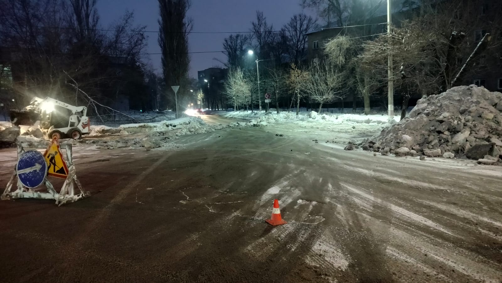 Сегодня утром на улице Чапаева начались работы по вывозу снега. Дорога временно перекрыта