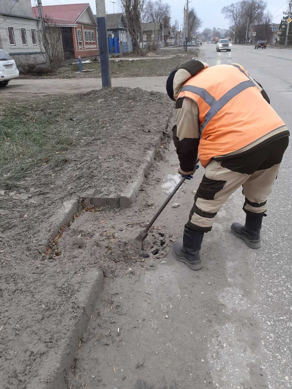 Уборка парковых территорий, очистка дождеприемников, опиловка деревьев: работы по благоустройству в Балаково ведутся ежедневно
