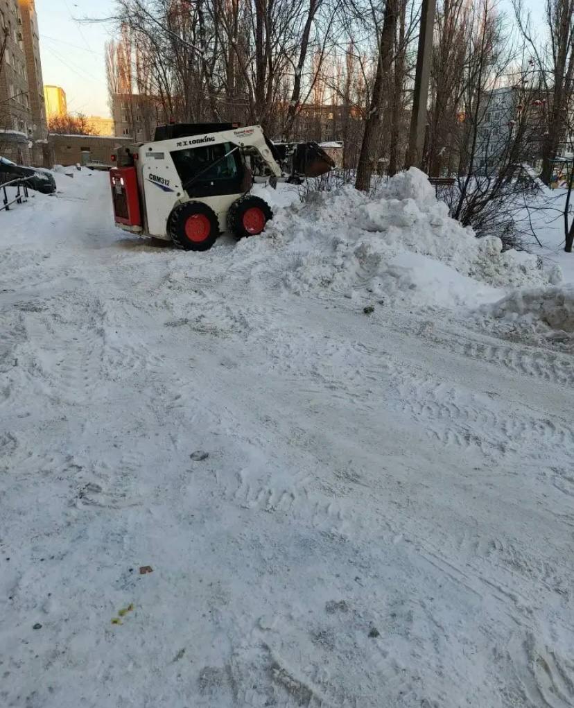 В Балаково продолжается очистка автомобильных дорог, тротуаров, пешеходных зон и дворовых территорий от снега