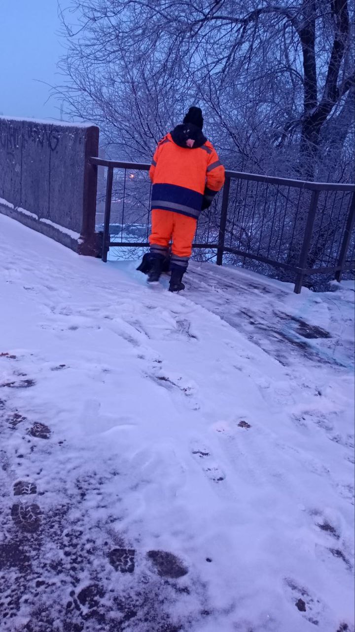 На улицы города Балаково вышла техника на посыпку дорог пескосоляной смесью