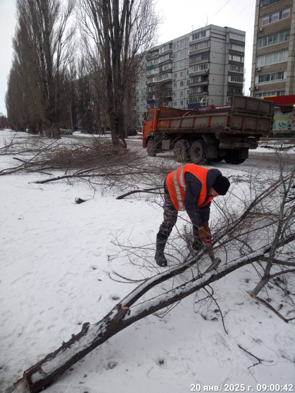 Сотрудники «Комбината благоустройства» ежедневно наводят порядок на улицах города