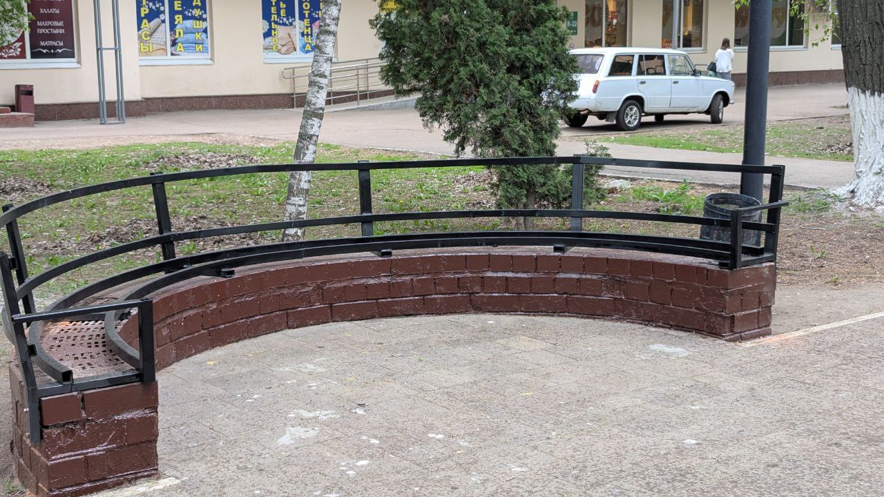 На Аллее Героев на улице Факел Социализма начали устанавливать новые скамейки