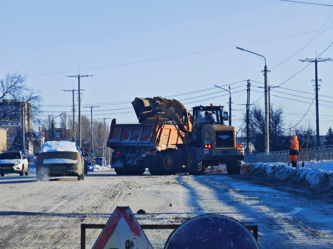 В Балаково продолжается очистка автомобильных дорог, тротуаров, пешеходных зон и дворовых территорий от снега