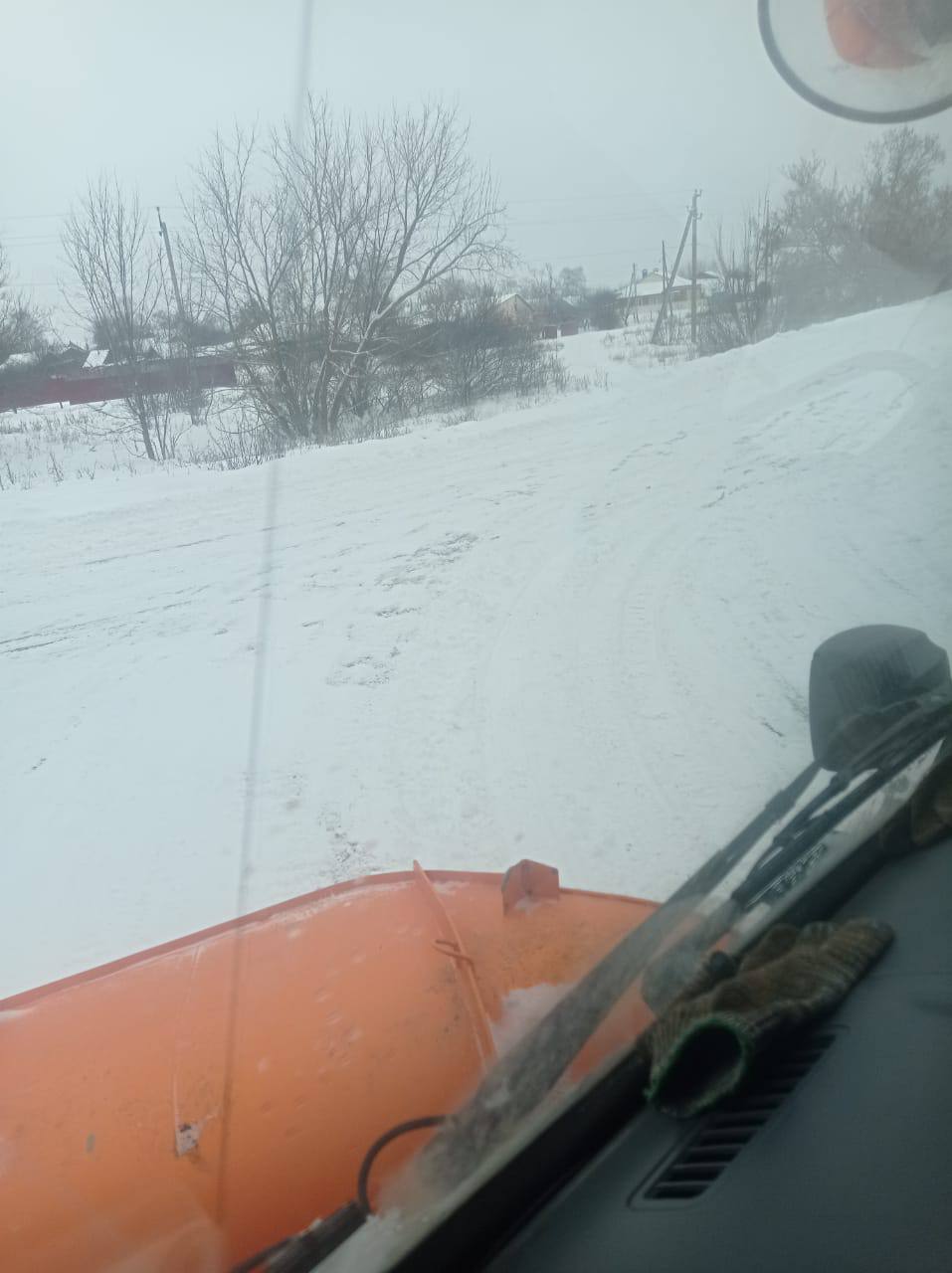 В Балакове продолжают очищать дороги, тротуары и общественные территории от снега