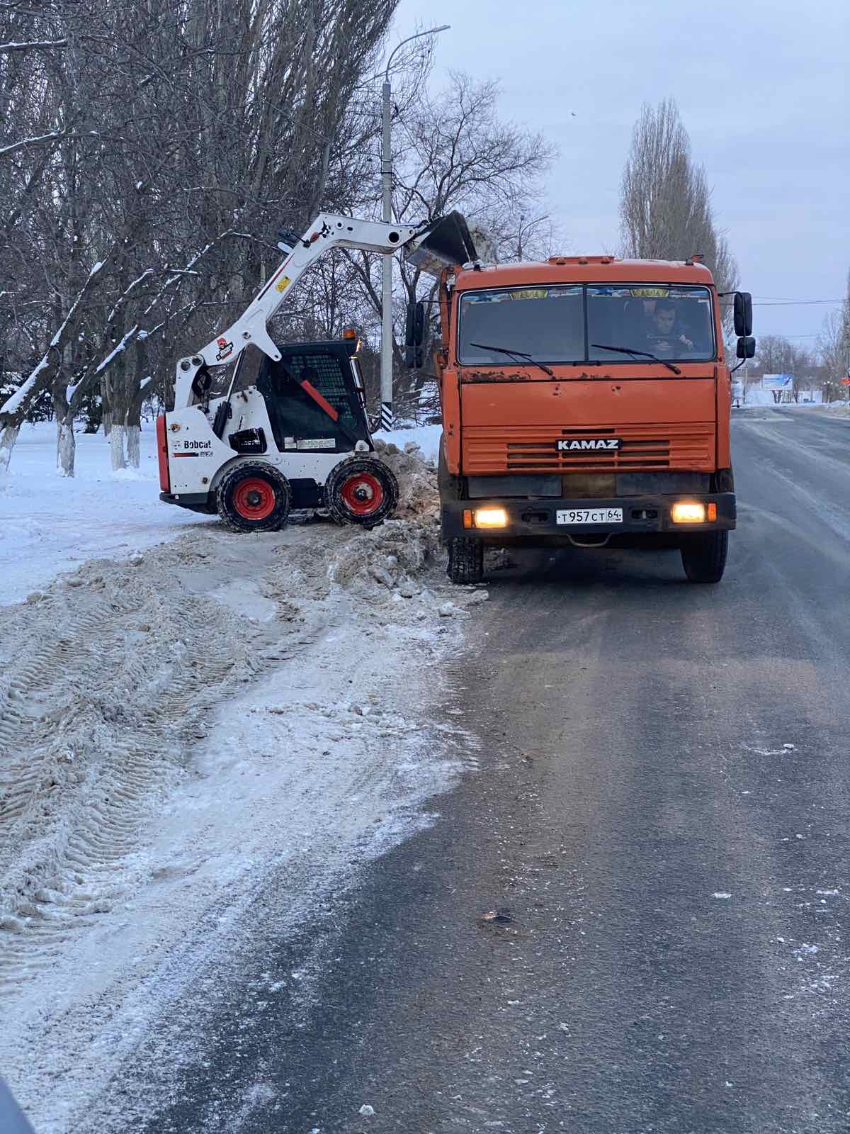 В Балакове продолжаются работы по уборке снега