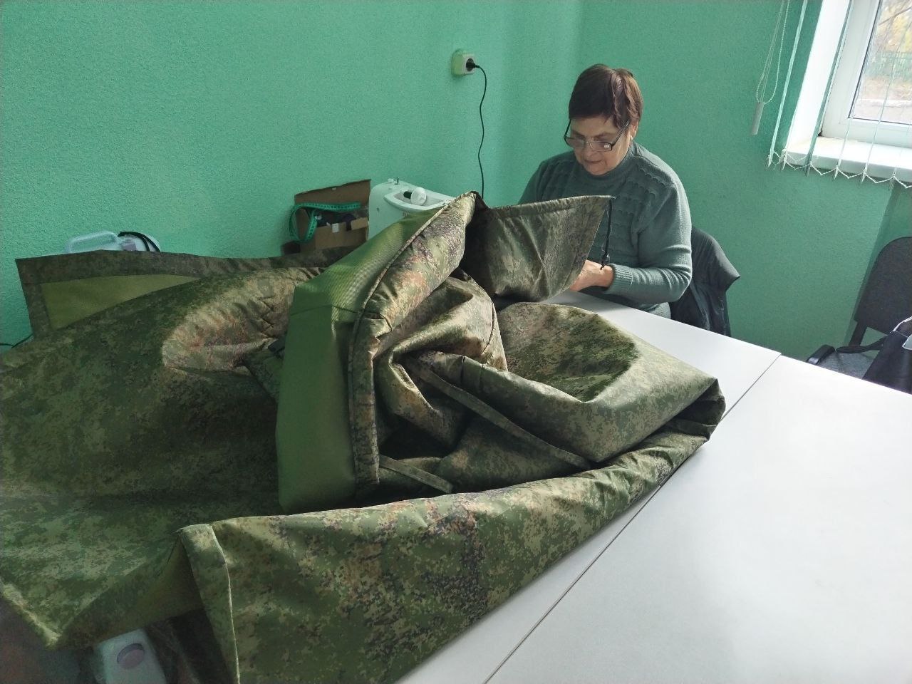 Теплые носки, маскировочные сети, антидроновые одеяла: саратовцы продолжают помогать участникам СВО