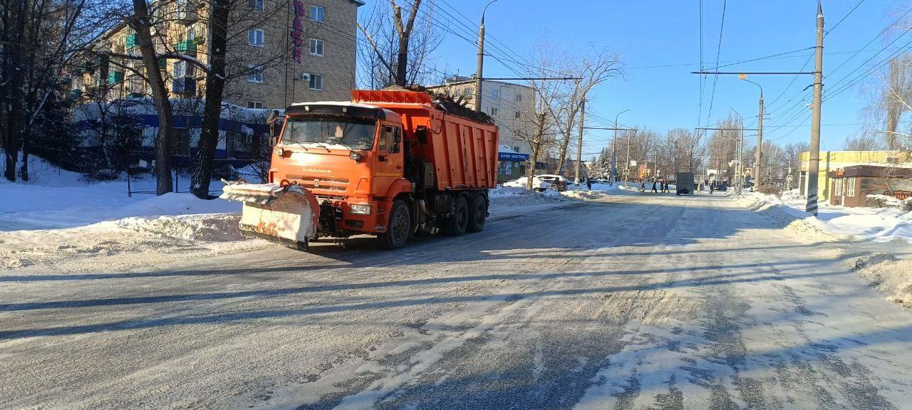 В Балаково продолжается очистка автомобильных дорог, тротуаров, пешеходных зон и дворовых территорий от снега