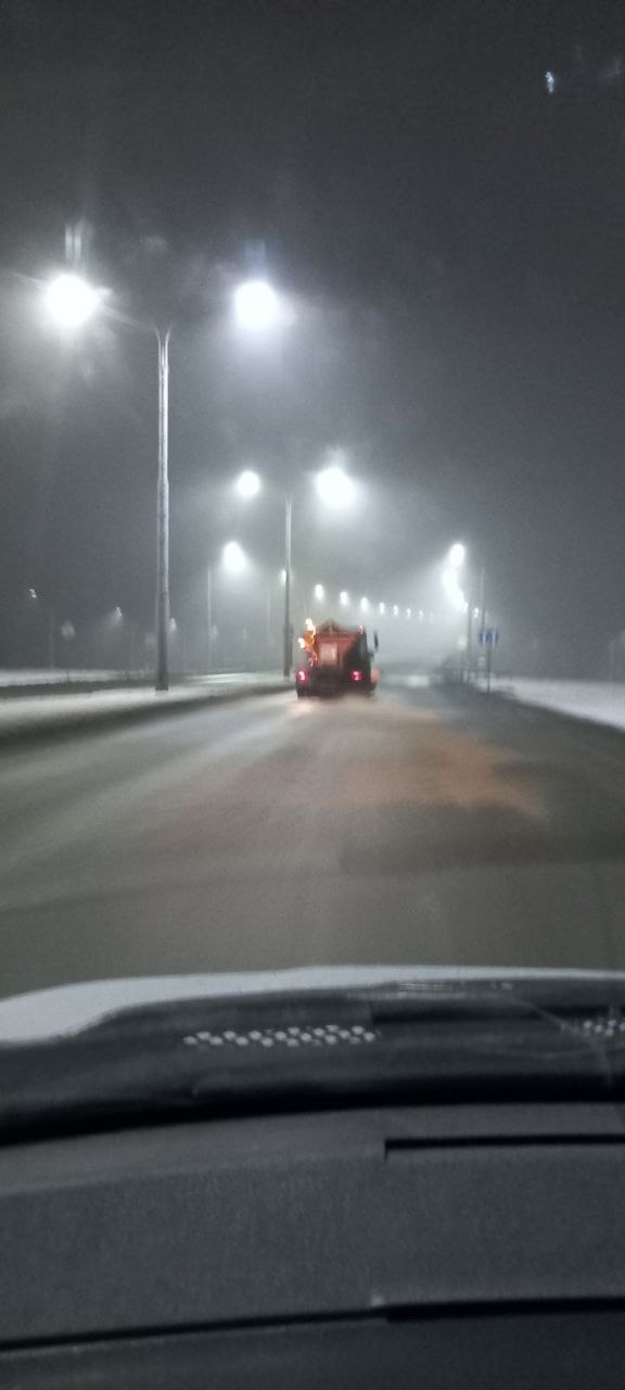 На улицы города Балаково вышла техника на посыпку дорог пескосоляной смесью