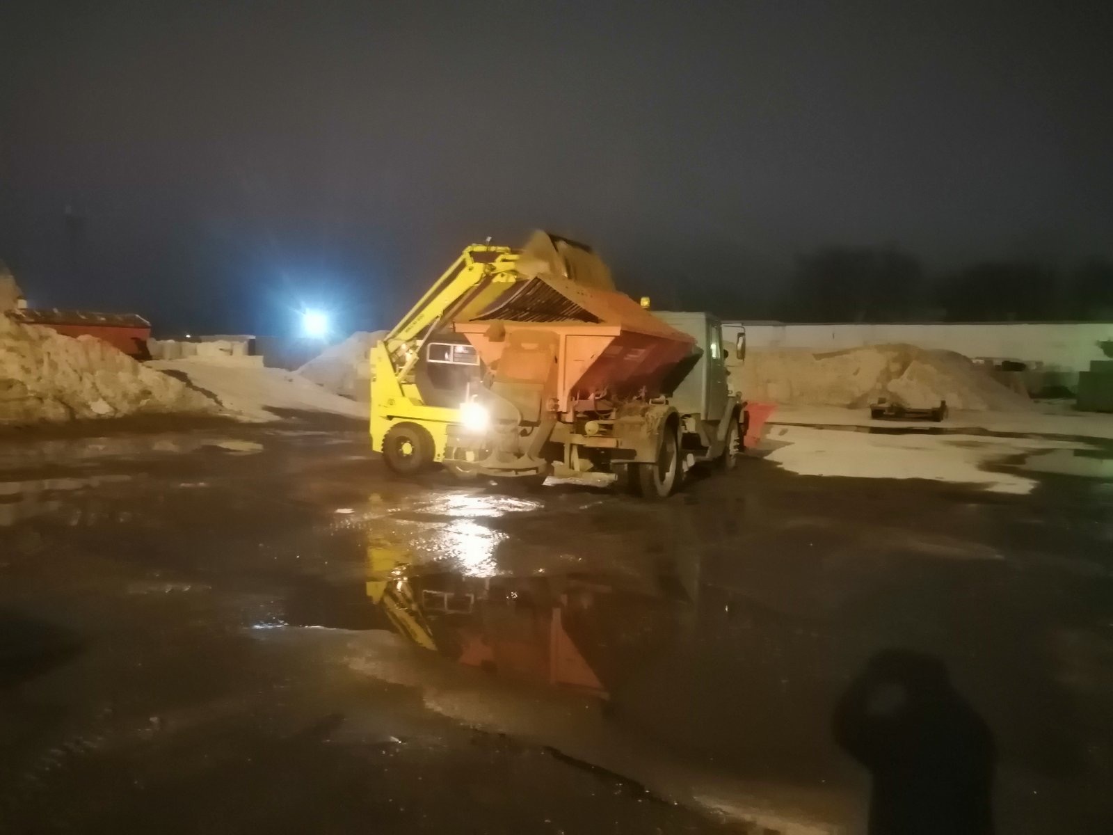 В Балакове ведутся работы по посыпке и очистке дорог, тротуаров, парков и скверов