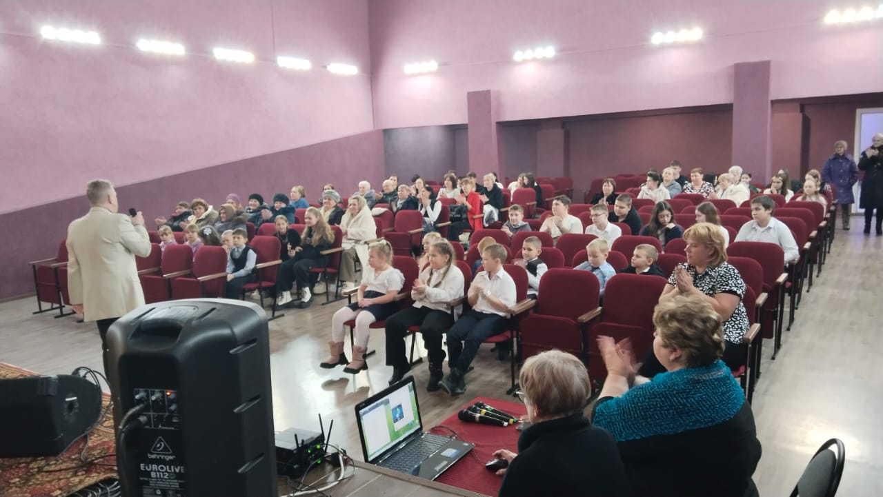 В Новониколаевском СДК состоялся благотворительный концерт Александра Кирьянова