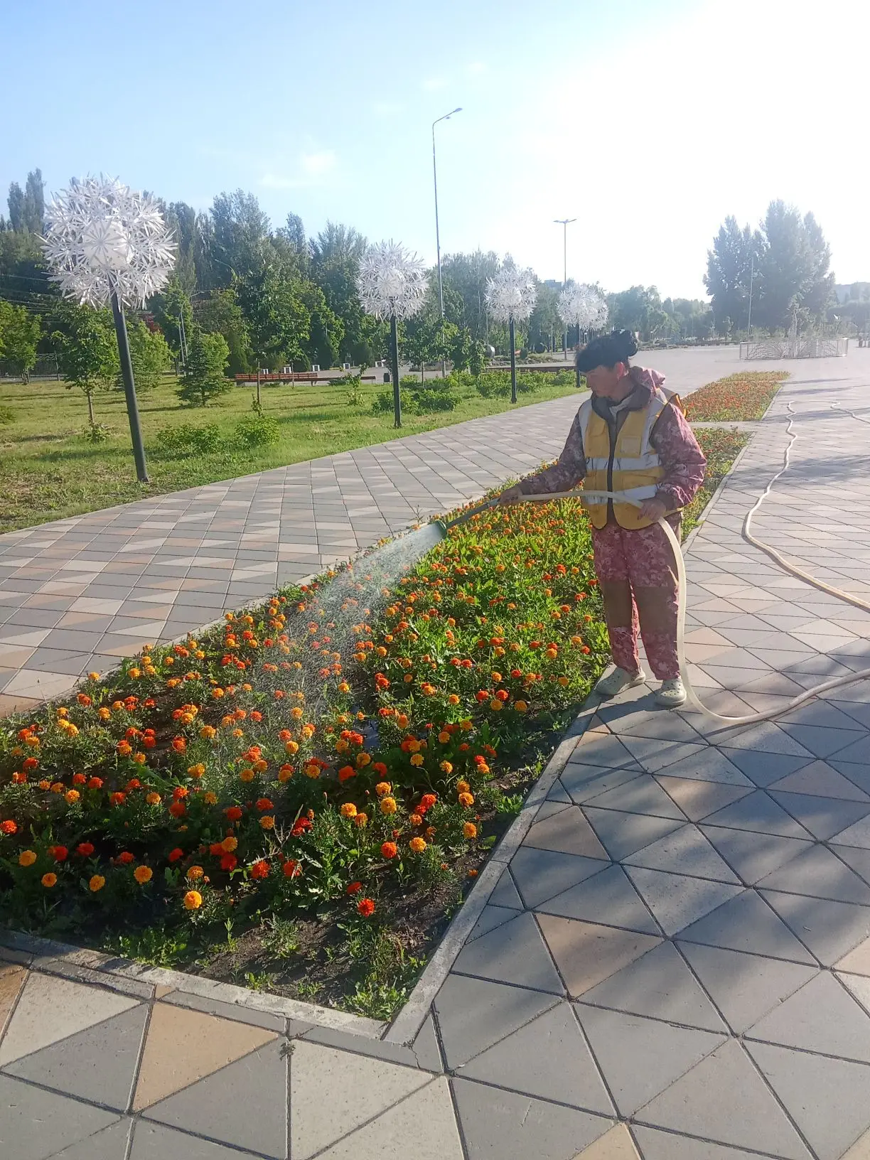 Полив зеленых насаждений, покос травы, сбор мусора. Ежедневно сотрудники «Комбината благоустройства» наводят порядок на улицах города