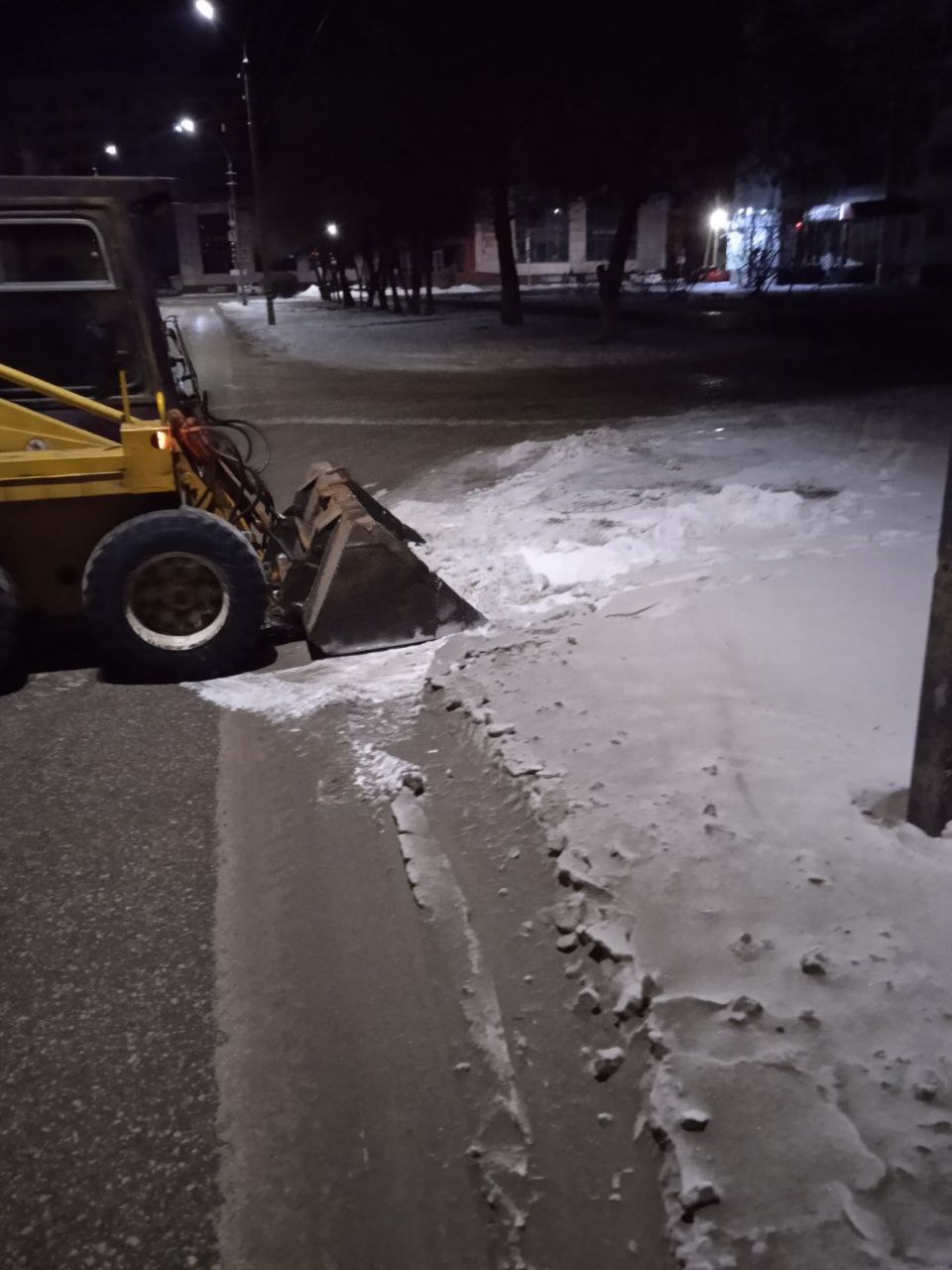 Сегодня сотрудники Комбината благоустройства вывозят снег с улиц города
