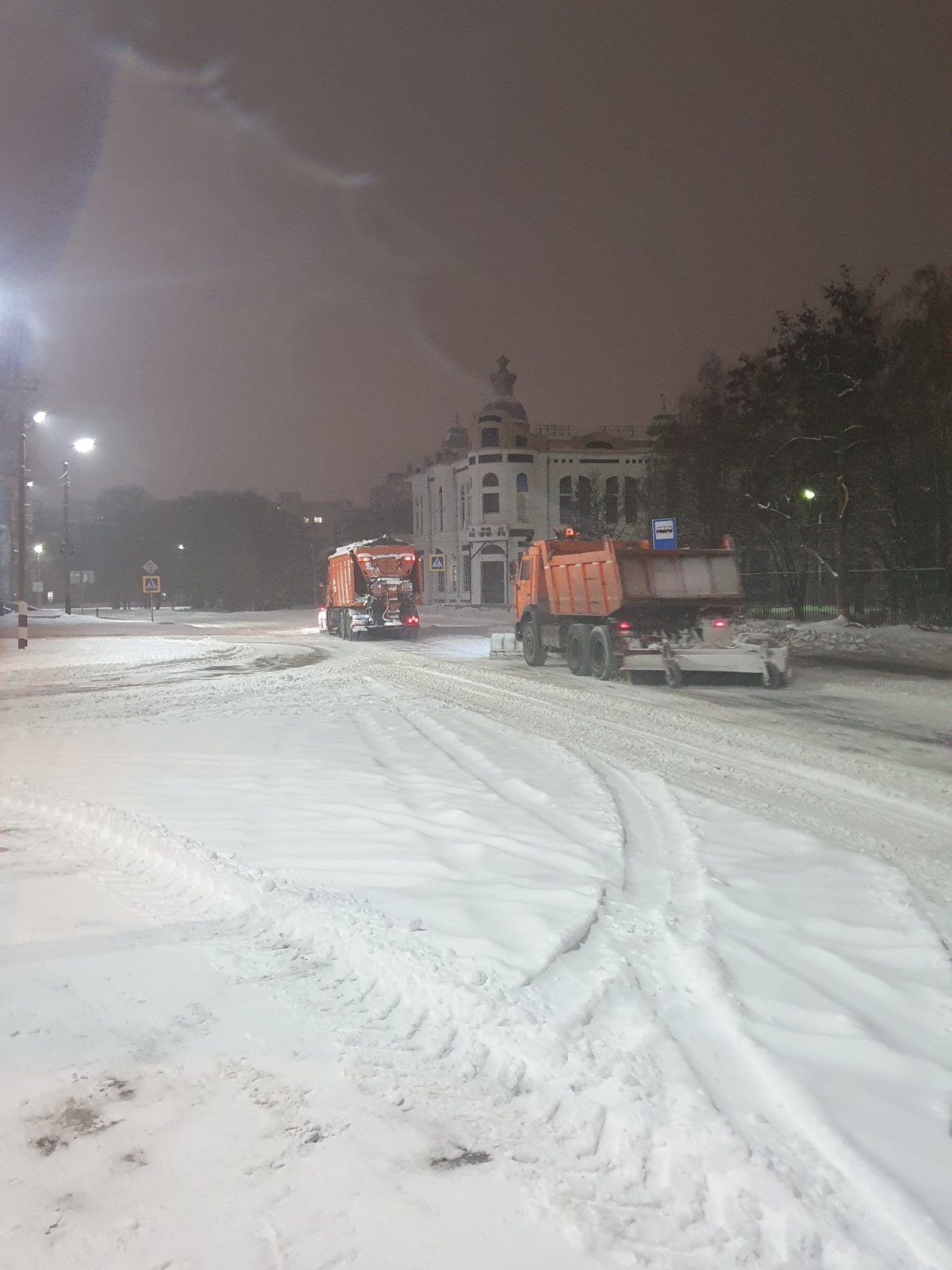 В Балакове коммунальные службы всю ночь убирали последствия непогоды. Работы по очистке снега продолжаются и сейчас