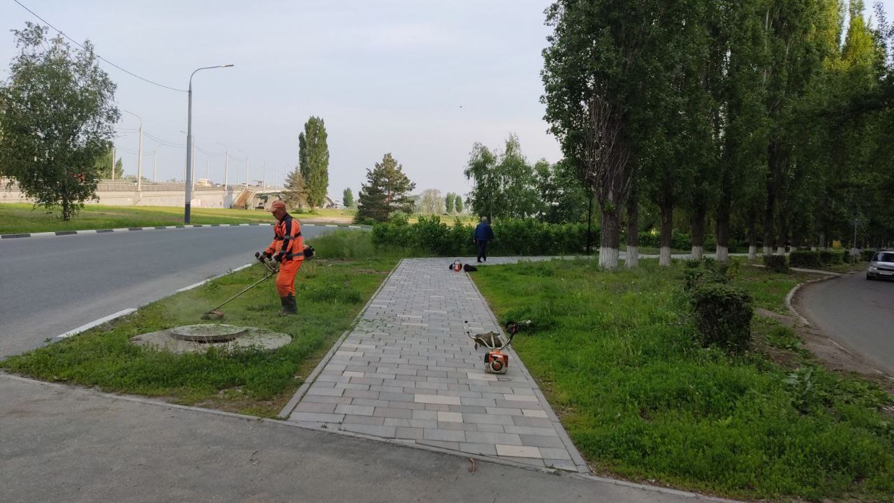 Покос травы, сбор мусора, очистка прилотковой и осевых зон. В Балаково работы по благоустройству ведутся ежедневно