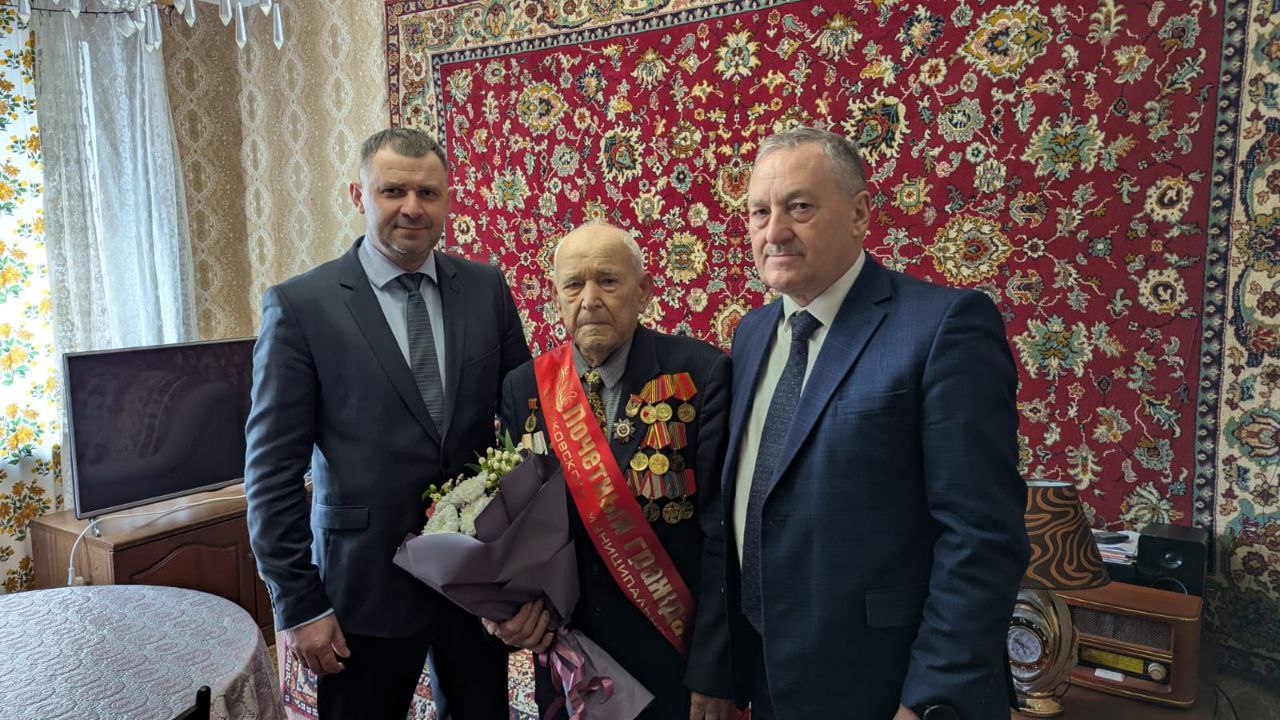 Сергей Барулин вместе с председателем Собрания БМР Константином Кузнецовым вручили юбилейную медаль «80 лет Победы в Великой Отечественной войне» почётному жителю Балаковского района, ветерану Дмитрию Сергеевичу Ситникову