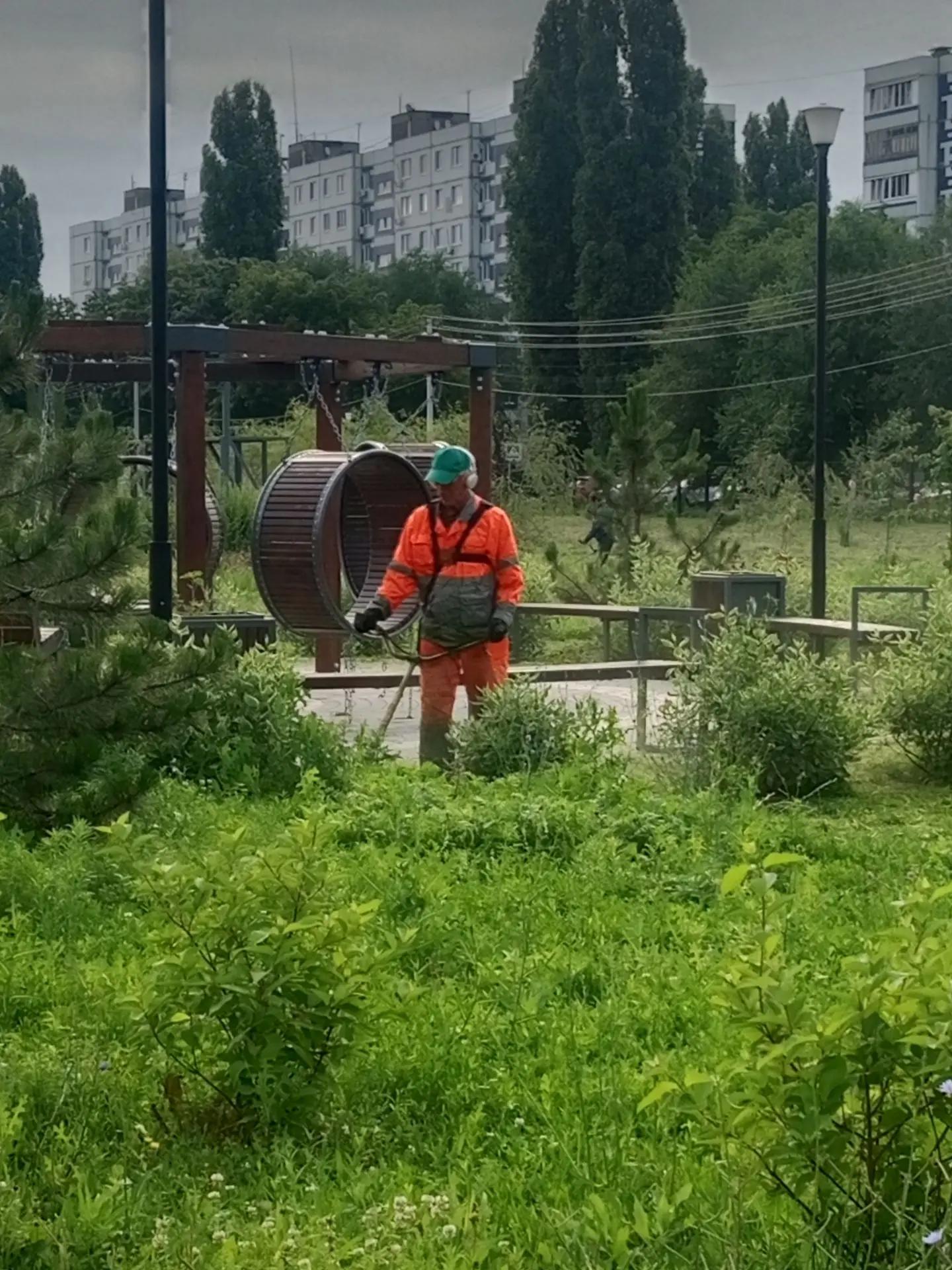 Сотрудники «Комбината благоустройства» продолжают наводить порядок на улицах Балаково