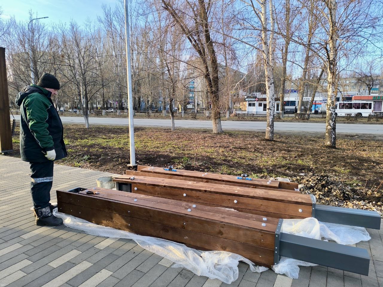 В парке «Центральный» рабочие начали устанавливать качели