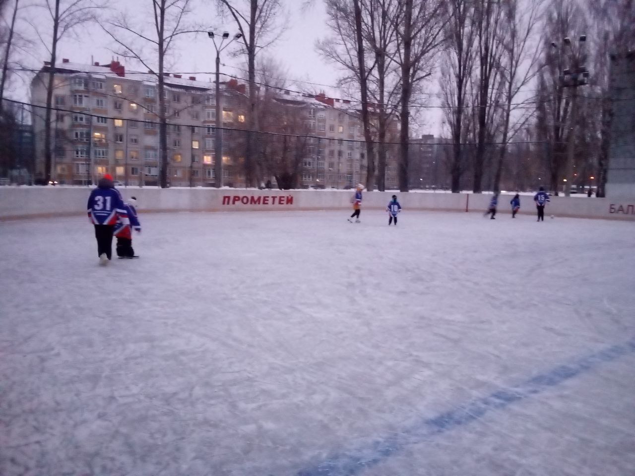 В городе Балаково прошли тренировки по хоккею с шайбой и зимнему футболу в рамках проекта "Дворовый тренер"