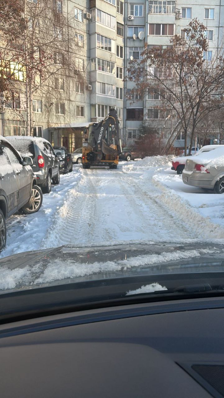 Сотрудники УДХБ обращаются к жителям с просьбой своевременно убирать личный транспорт для очистки дворовых территорий от снега