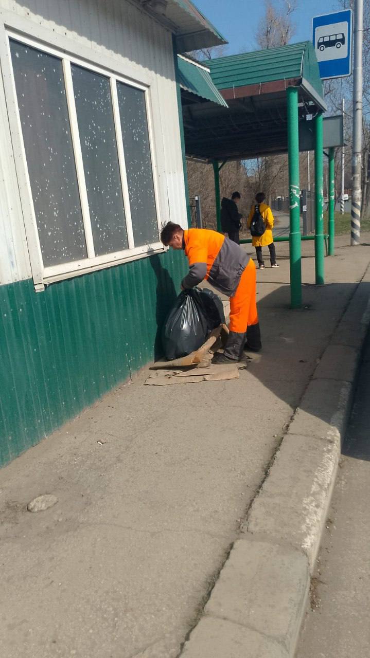 Коммунальные службы в ежедневном режиме убирают мусор, очищают дороги, подметают тротуары