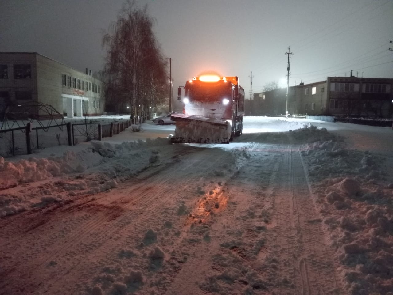 В Балакове коммунальные службы всю ночь убирали последствия непогоды. Работы по очистке снега продолжаются и сейчас