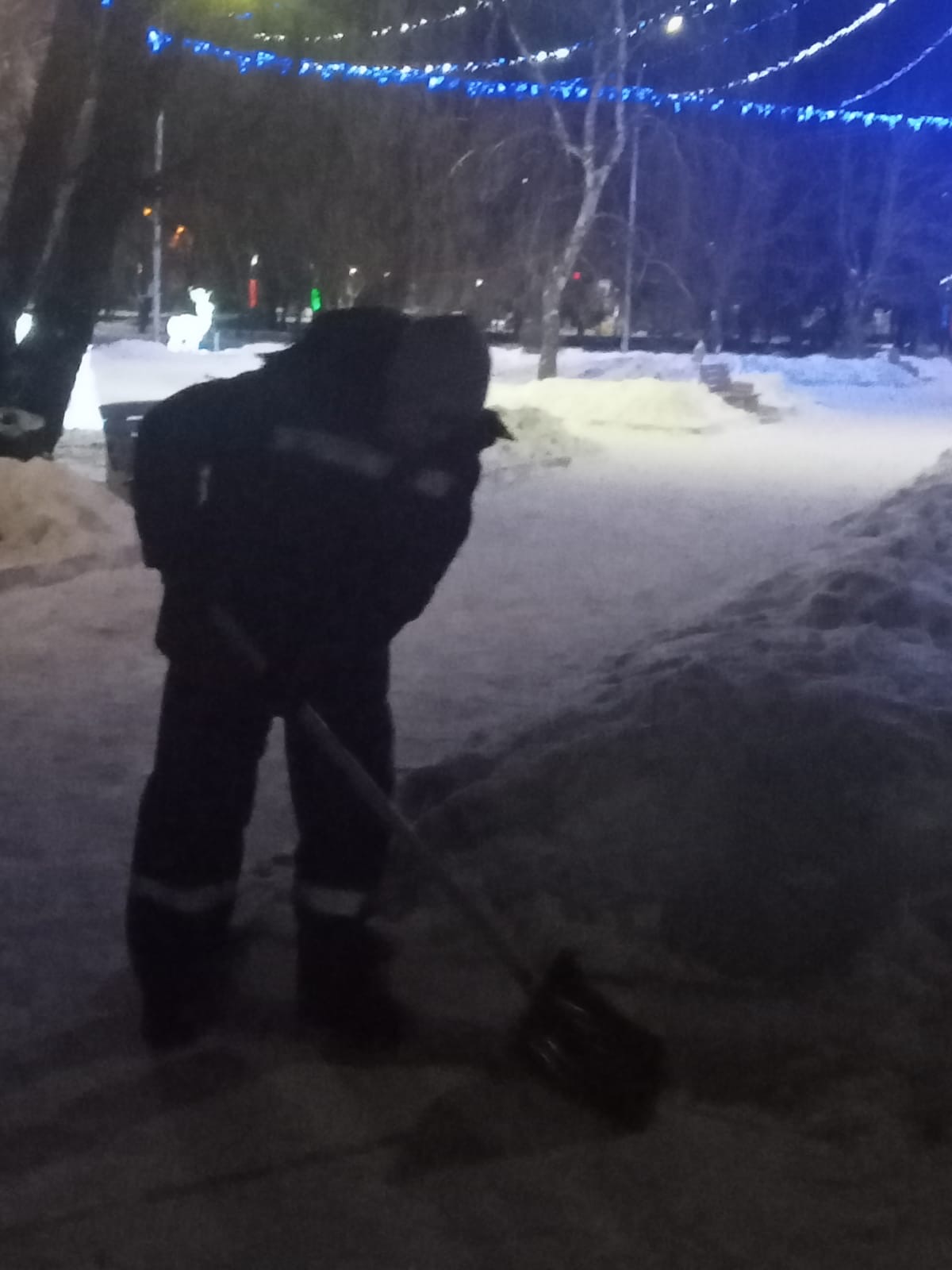 В Балакове продолжается очистка дорог и тротуаров от снега