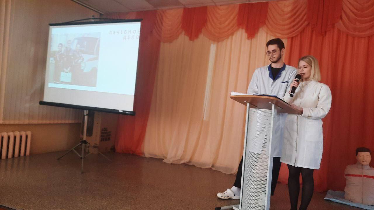 Представитель городской больницы рассказал родителям выпускников школ о преимуществах целевого обучения и работе в стационаре