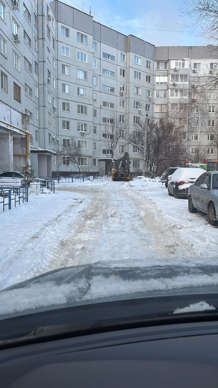 Сотрудники УДХБ обращаются к жителям с просьбой своевременно убирать личный транспорт для очистки дворовых территорий от снега