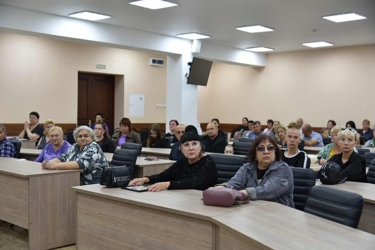 Родным героев СВО вручили памятные знаки