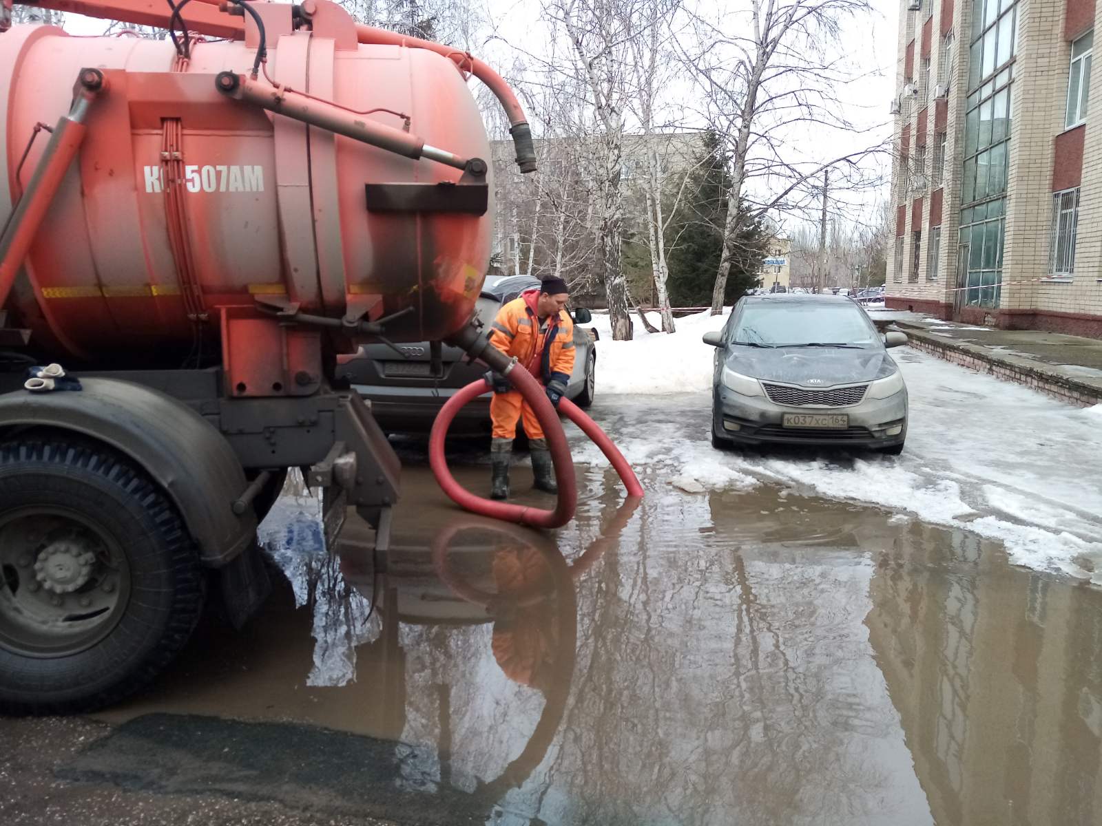 Благоустройство города Балаково сегодня: откачка талых вод, вывоз снега, очистка прилотковых зон