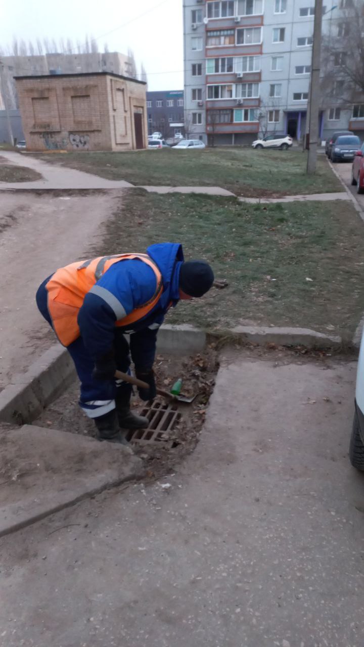 Уборка парковых территорий, очистка дождеприемников, опиловка деревьев: работы по благоустройству в Балаково ведутся ежедневно