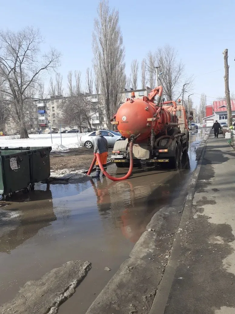 Сотрудники «Комбината благоустройства» откачивают воду с подтопленных участков дорог и дворовых территорий