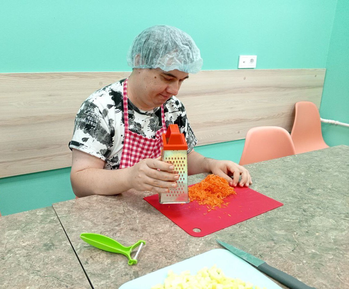 Время согревающих супов наступило на «Учебной кухне» балаковского центра соцобслуживания