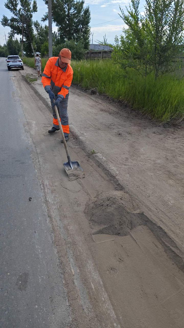 Подметание дорог, покос травы, вывоз мусора. Благоустройство города Балаково ведется в ежедневном режиме
