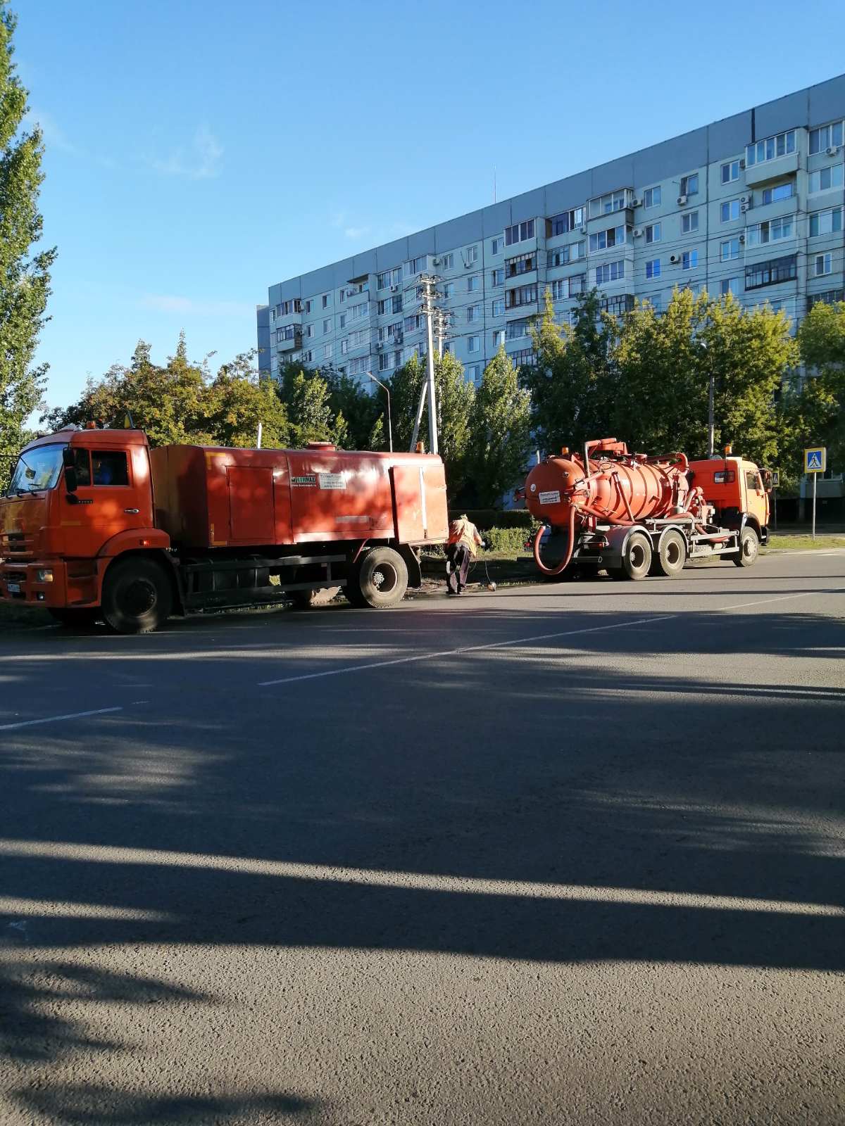 Сегодня рабочие Комбината благоустройства продолжают наводить порядок в городе