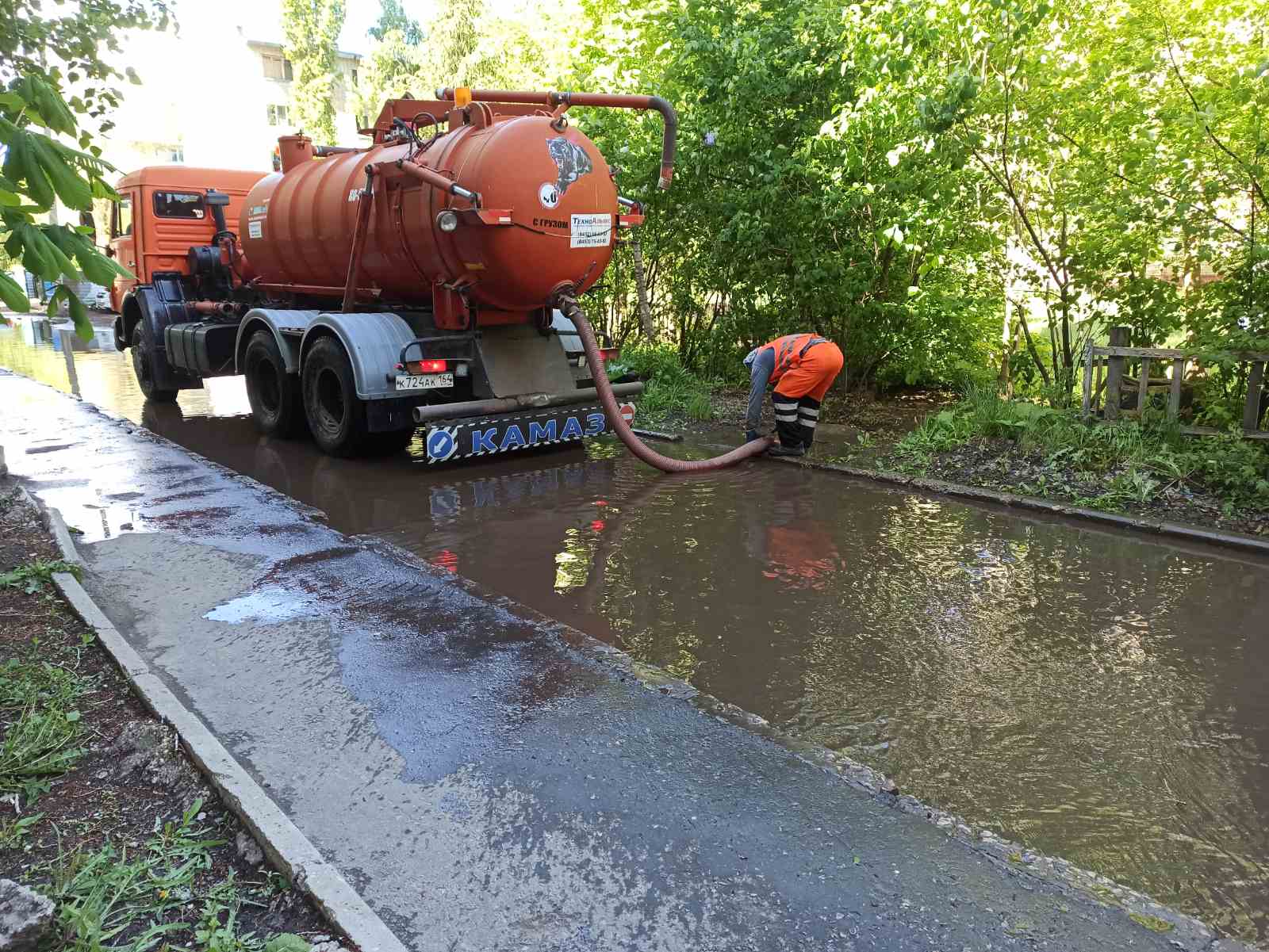 Сотрудники «Комбината благоустройства» ведут работы по откачке воды