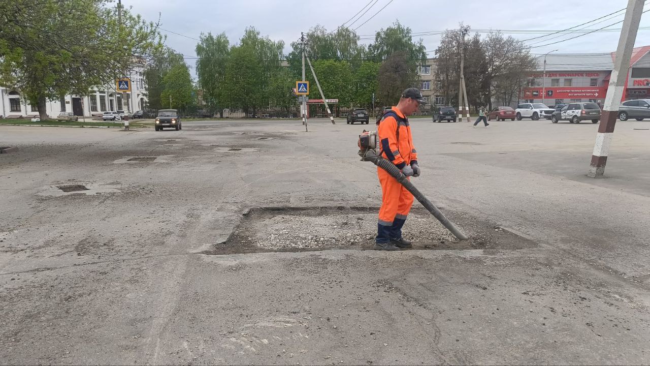 В Балаково продолжается текущий ремонт дорог