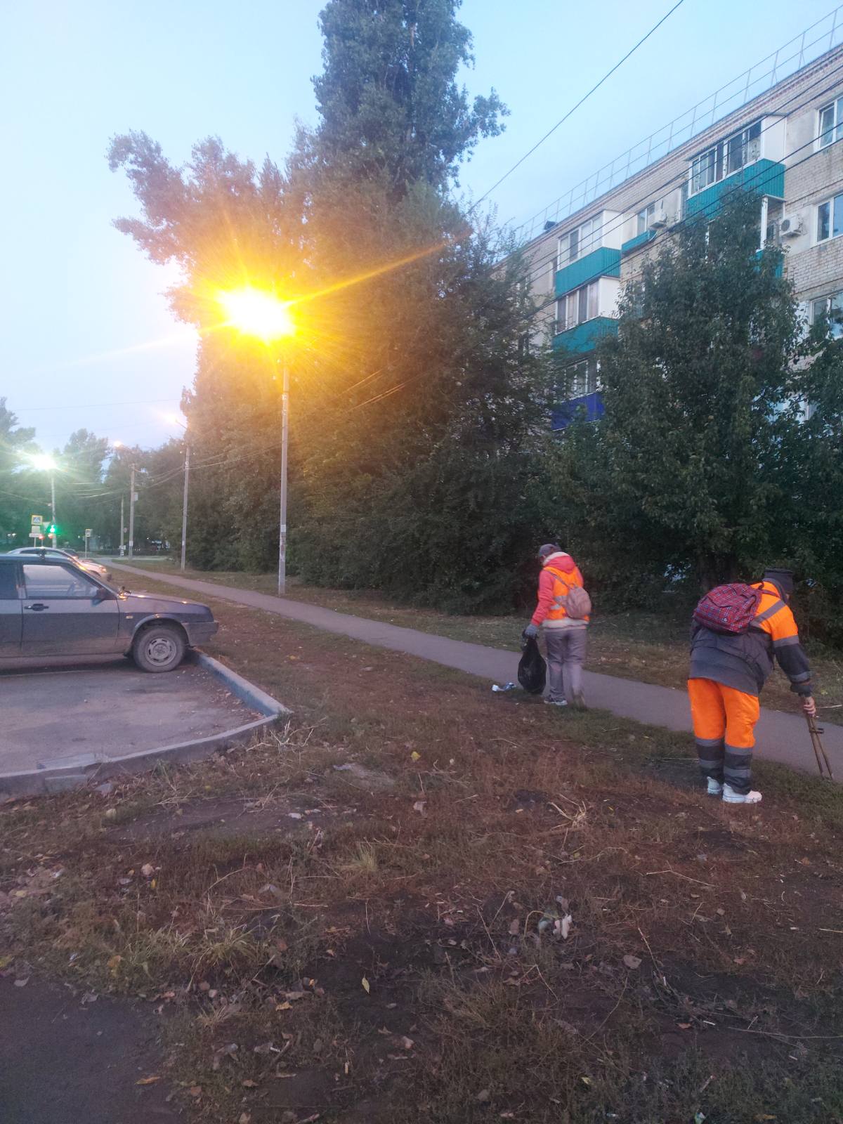 Сегодня рабочие Комбината благоустройства продолжают наводить порядок в городе