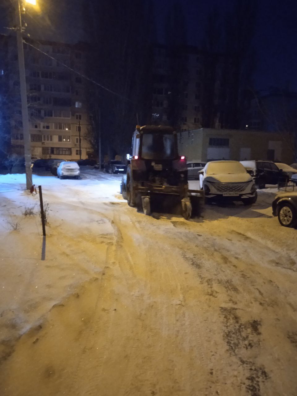 Очистка дорог и тротуаров от снега. Работы в городе Балаково и в селах Балаковского района ведутся в круглосуточном режиме