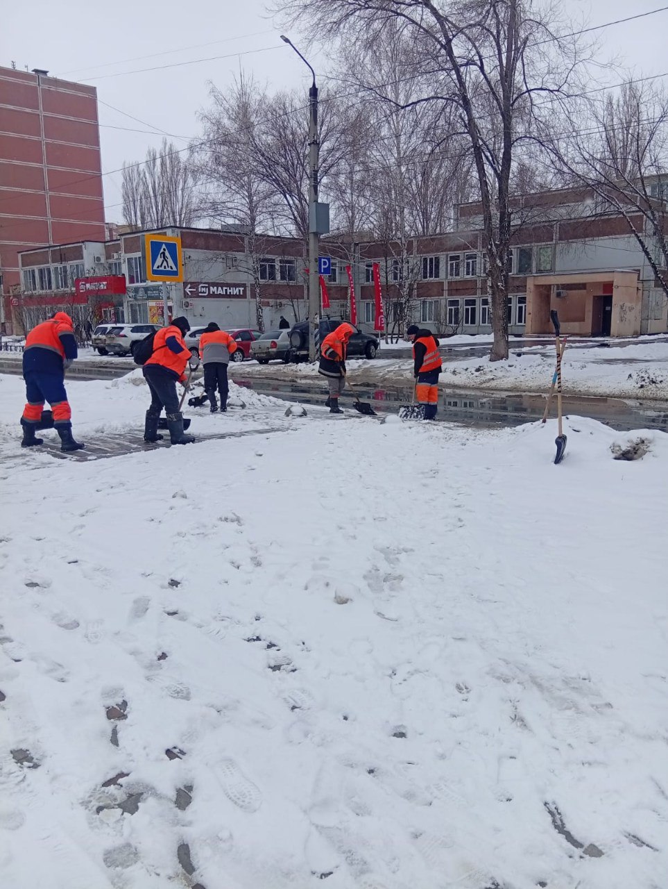Коммунальными службами выполняются работы по откачке талых вод и очистке снега с улиц города
