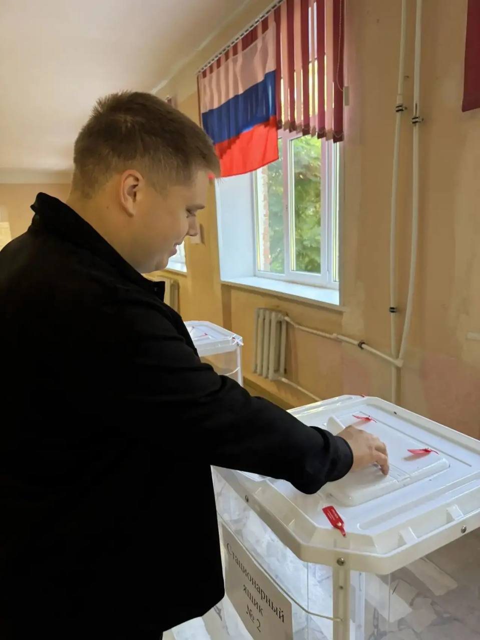 Руководитель местного отделения «Движения Первых» Денис Губарьков принял участие в голосовании