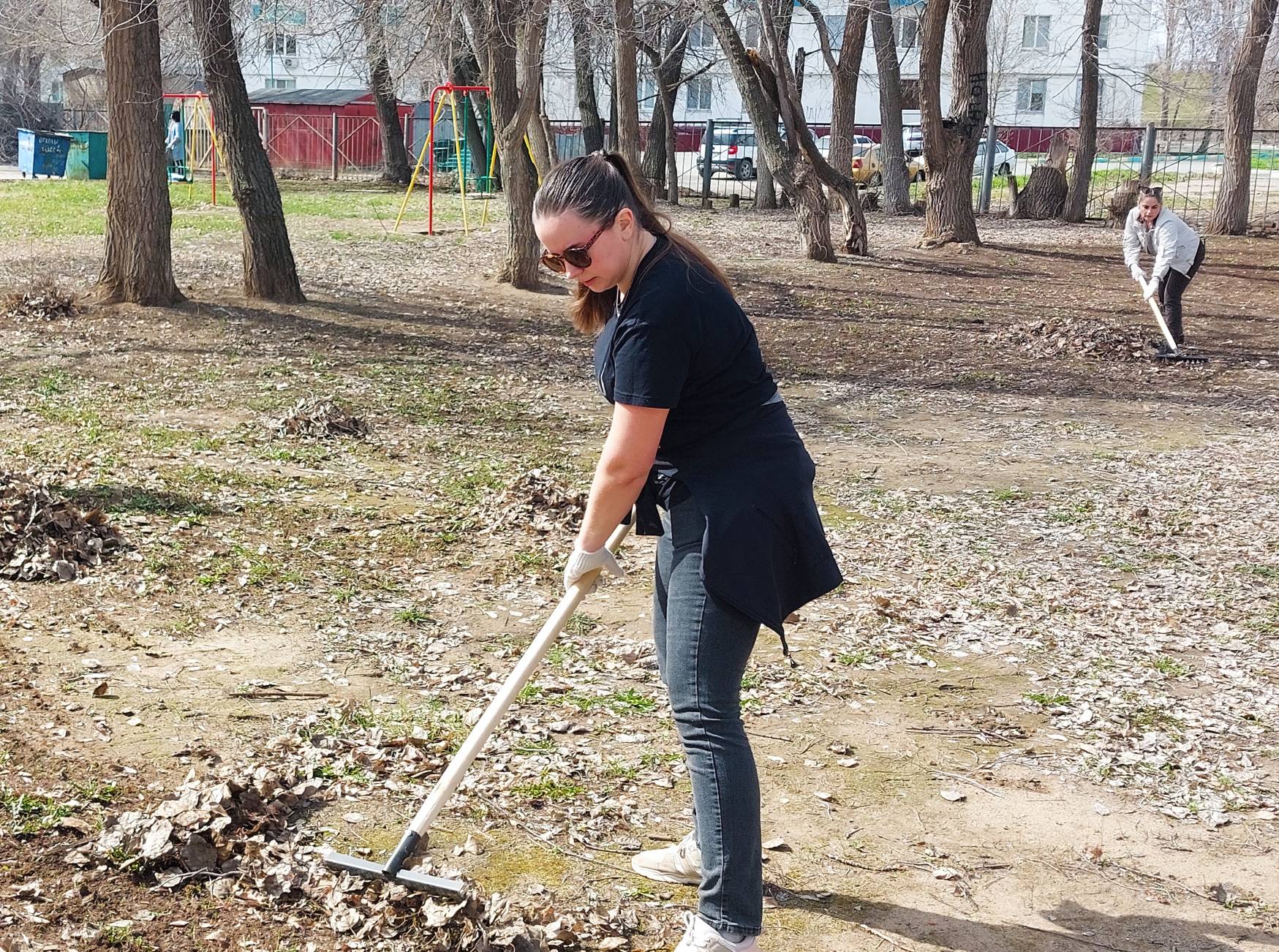 Сотрудники Балаковского центра «Семья» приняли участие в ежегодном субботнике