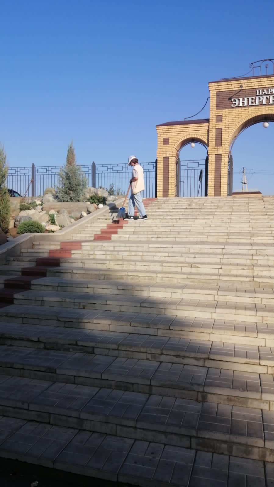 Ежедневно сотрудники Комбината благоустройства приводят город в порядок