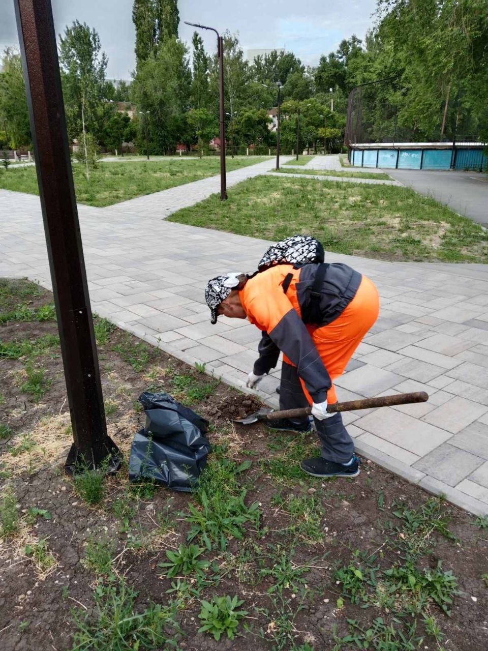 Благоустройство города сегодня: покос травы, очистка осевых и прилотковой зон, вывоз веток, сбор мусора