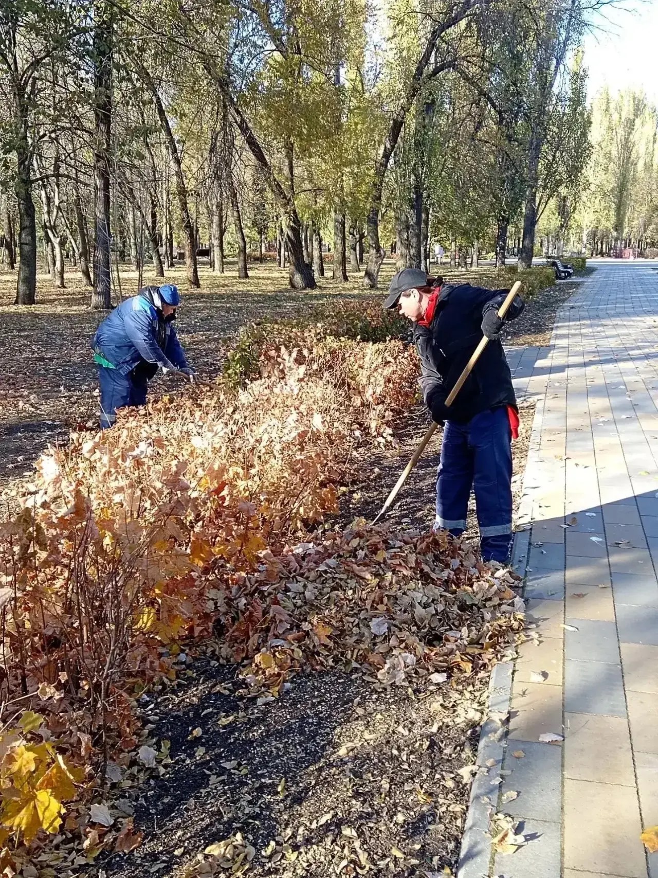 Коммунальные службы с самого утра приводят в порядок улицы города