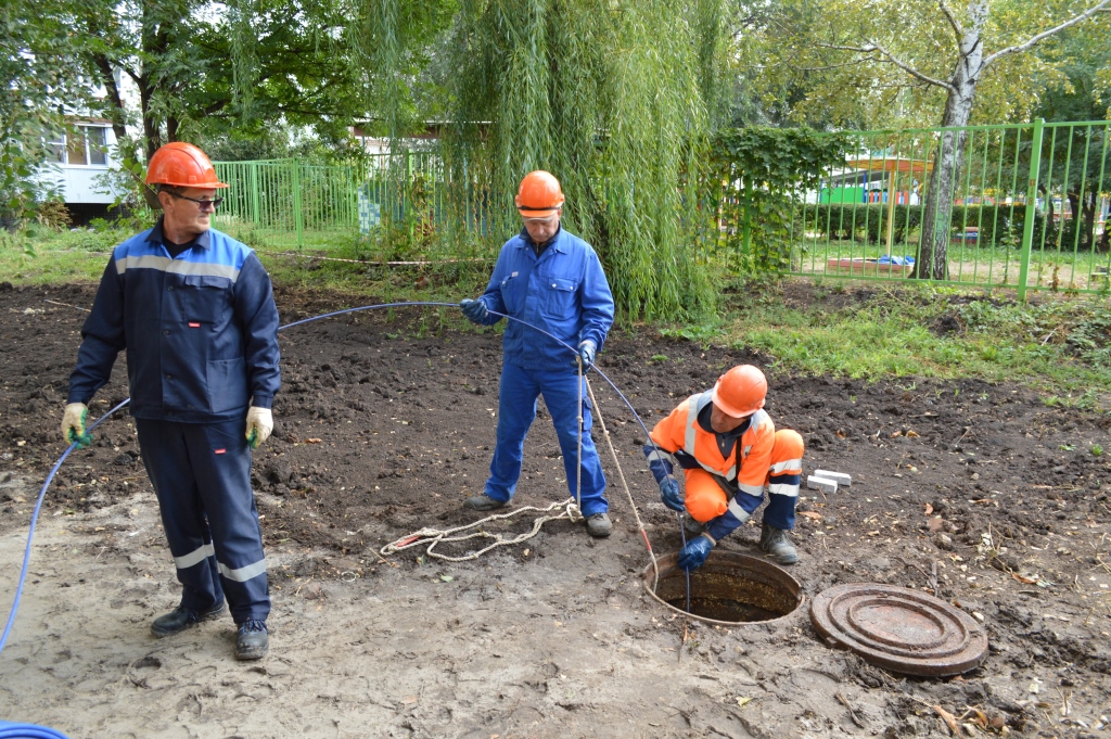 Сегодня МУП «Балаково-Водоканал» с помощью специального оборудования провел телеинспекцию труб на улице 20 лет ВЛКСМ