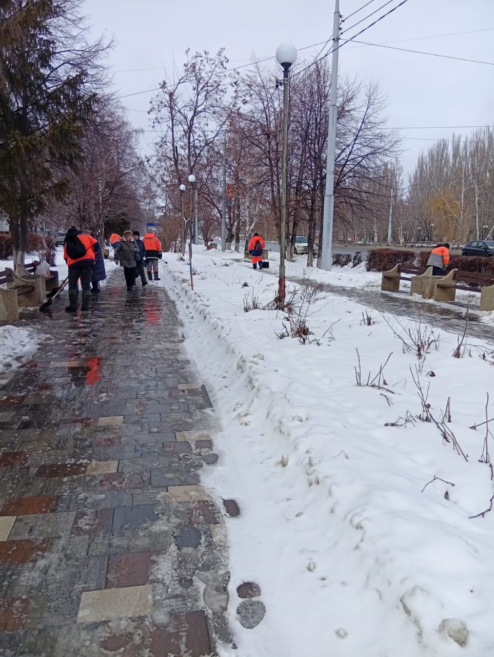 Коммунальными службами выполняются работы по откачке талых вод и очистке снега с улиц города