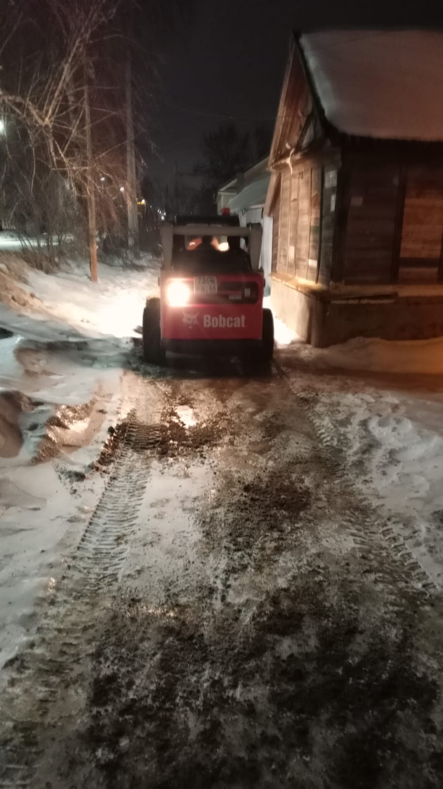 Сотрудники "Комбината благоустройства" работают в круглосуточном режиме